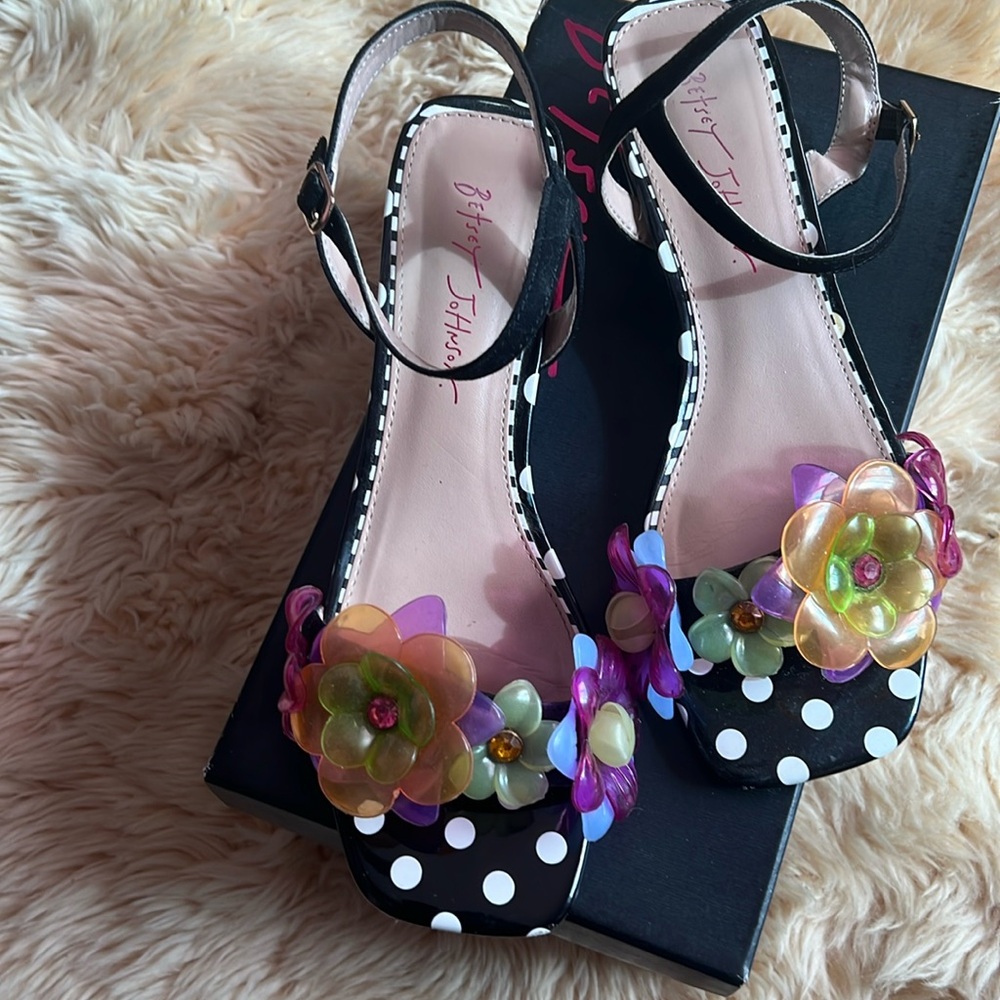 Betsey Johnson Heeled Sandals Womens 8.5Dottee Flower Black Stripe Shoes